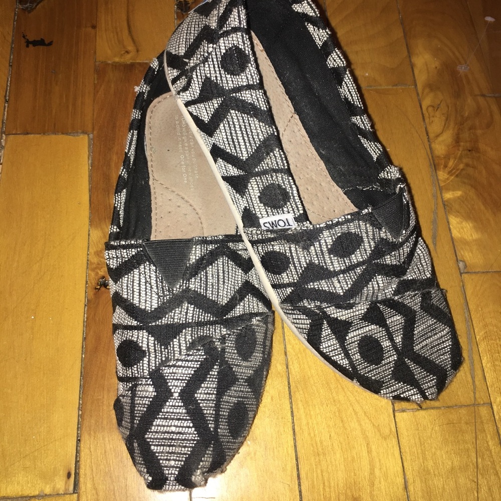 Toms black and white flats, Mens size 8